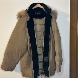 London Fog water resistant puffer cost with detachable hood, lightly used.